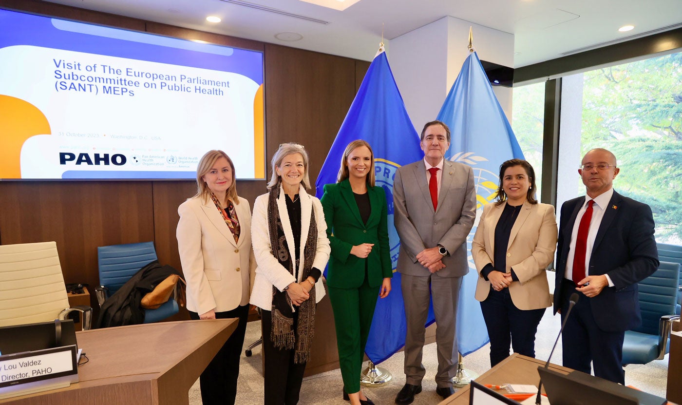 De izquierda a derecha: Oxana Domenti, Representante de la OMS ante la Unión Europea, Catherine Amalric del Partido Radical (Francia), Sara Skyttedal de los Demócratas Cristianos (Suecia), Jarbas Barbosa, Director de la OPS, Sara Cerdas del Partido Socialista (Portugal), y Tudor Ciuhodaru del Partido Socialdemócrata (Rumania).