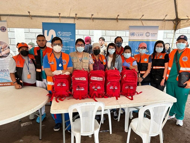 Entrega de mochilas para primera atención a migrantes