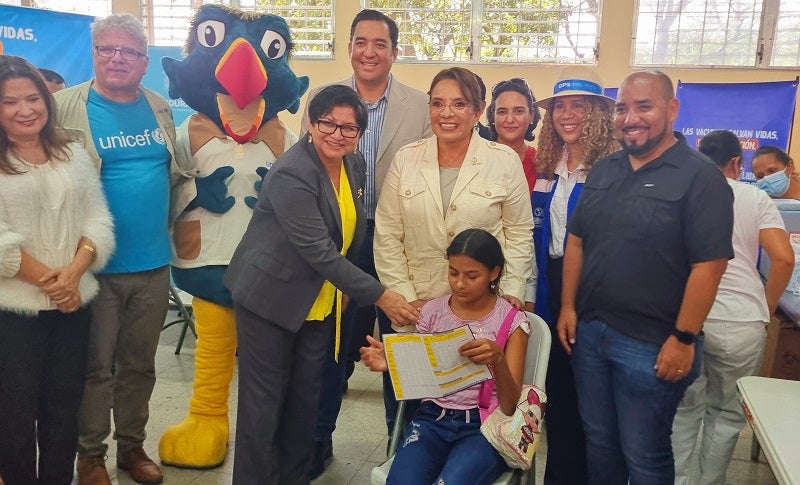 Presidenta y autoridades en la inauguración de la jornada de vacunación