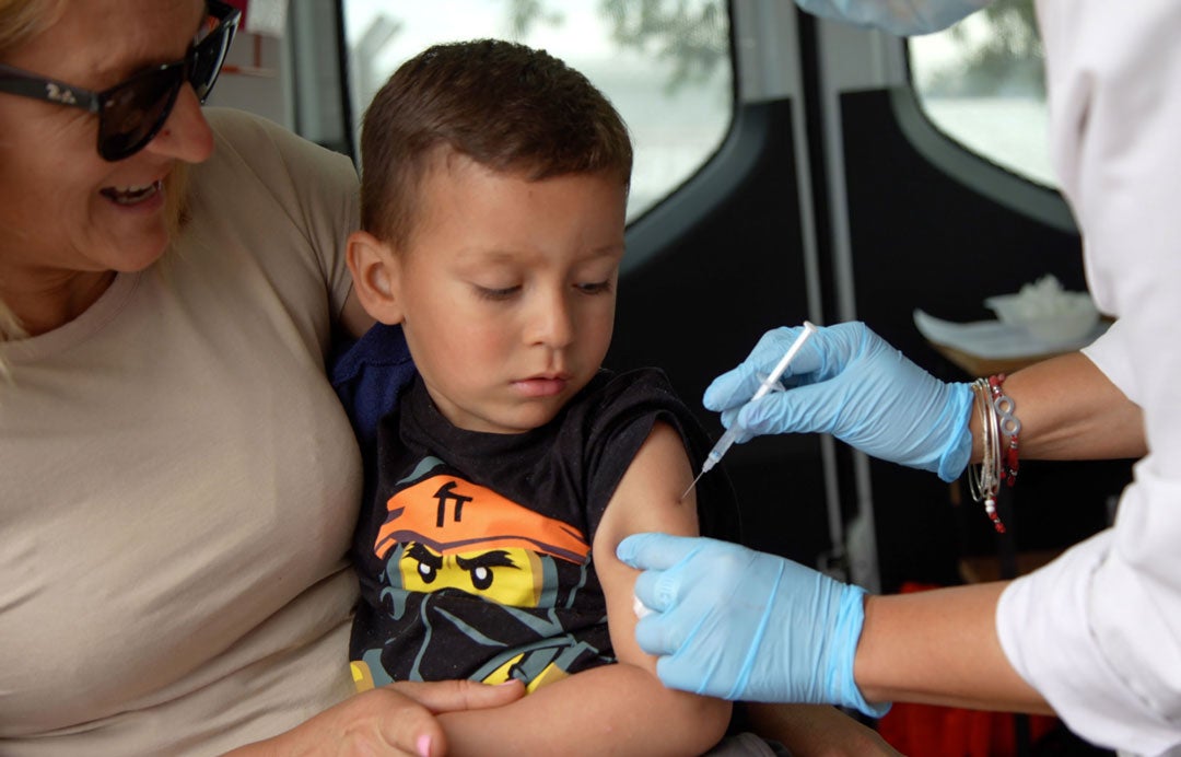 Vacunatorio móvil donado por OPS en Uruguay permite alcanzar a población de difícil acceso