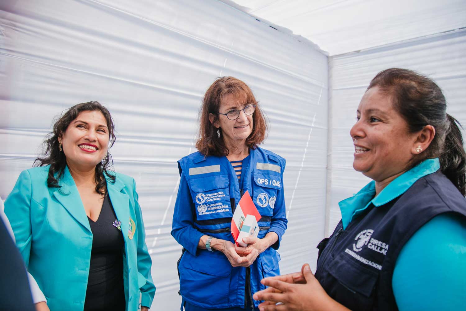 Directora de Inmunizaciones, Magdalena Quepuy; y la Dra. Maureen Birmingham, representante de OPS/OMS en Perú justo a personal de inmunizaciones de la DIRESA Callao