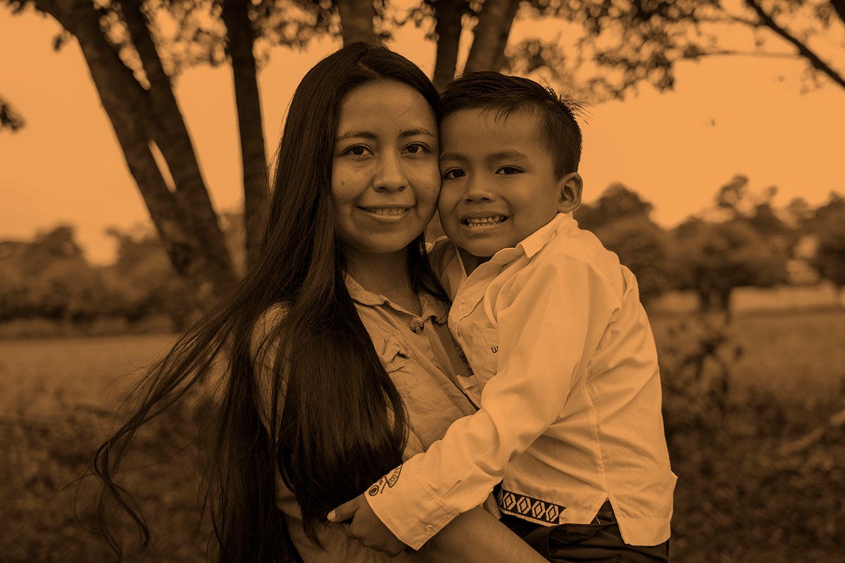 Mujer ecuatoriana y su hijo sonrién