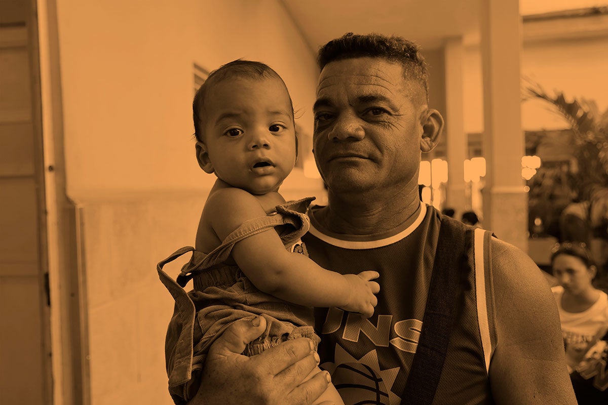 niña siendo vacunada