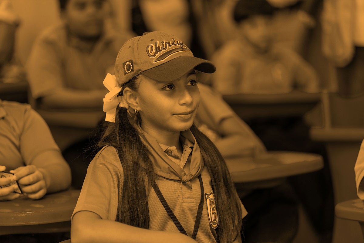 Niña concurre a clase