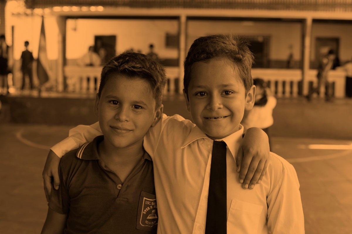 dos niños abrazados