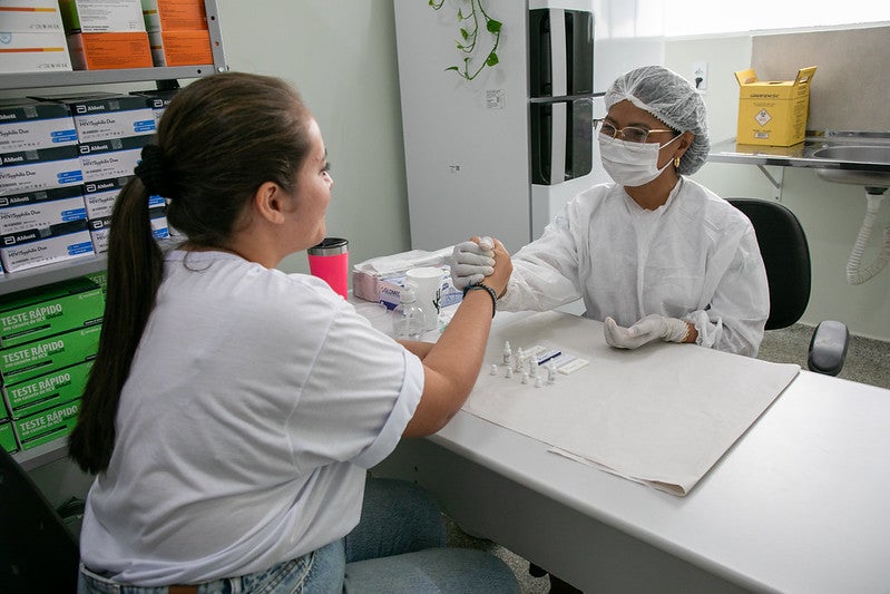 Medico estrechando la mano a paciente con VIH