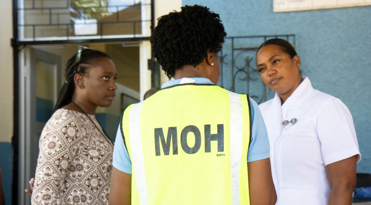 Trabajadores del Ministerio de Salud coordinan apoyo a la comunidad