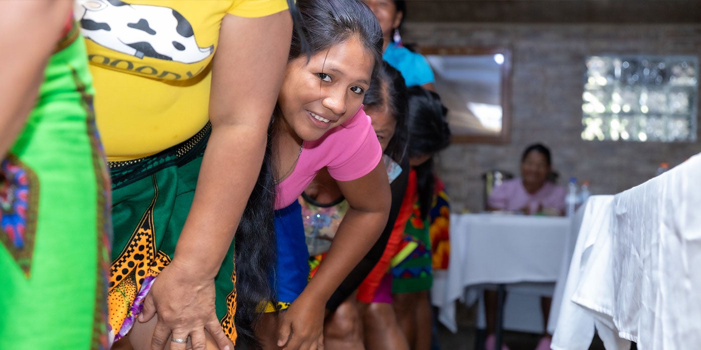 Mujeres compartiendo conocimiento con parteras en el Darien, Panamá