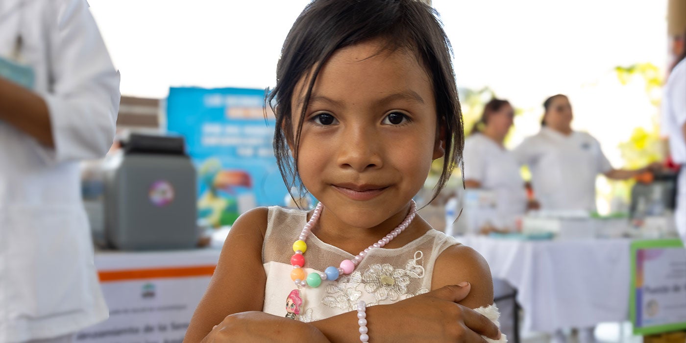 Niña recién vacunada sonrie ante la cámara