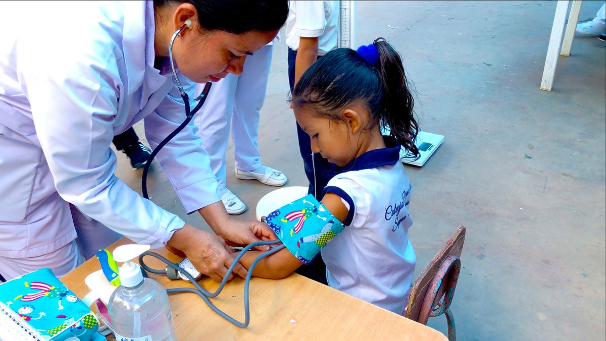 toman presión a una niña en la escuela