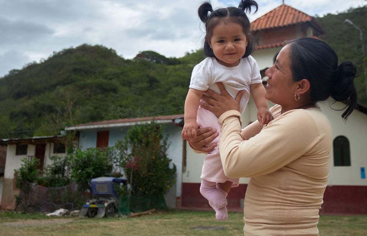 madre sostiene a su hija en brazos