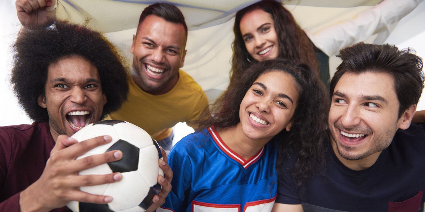 Grupo de gente gozando de la Copa Mundial
