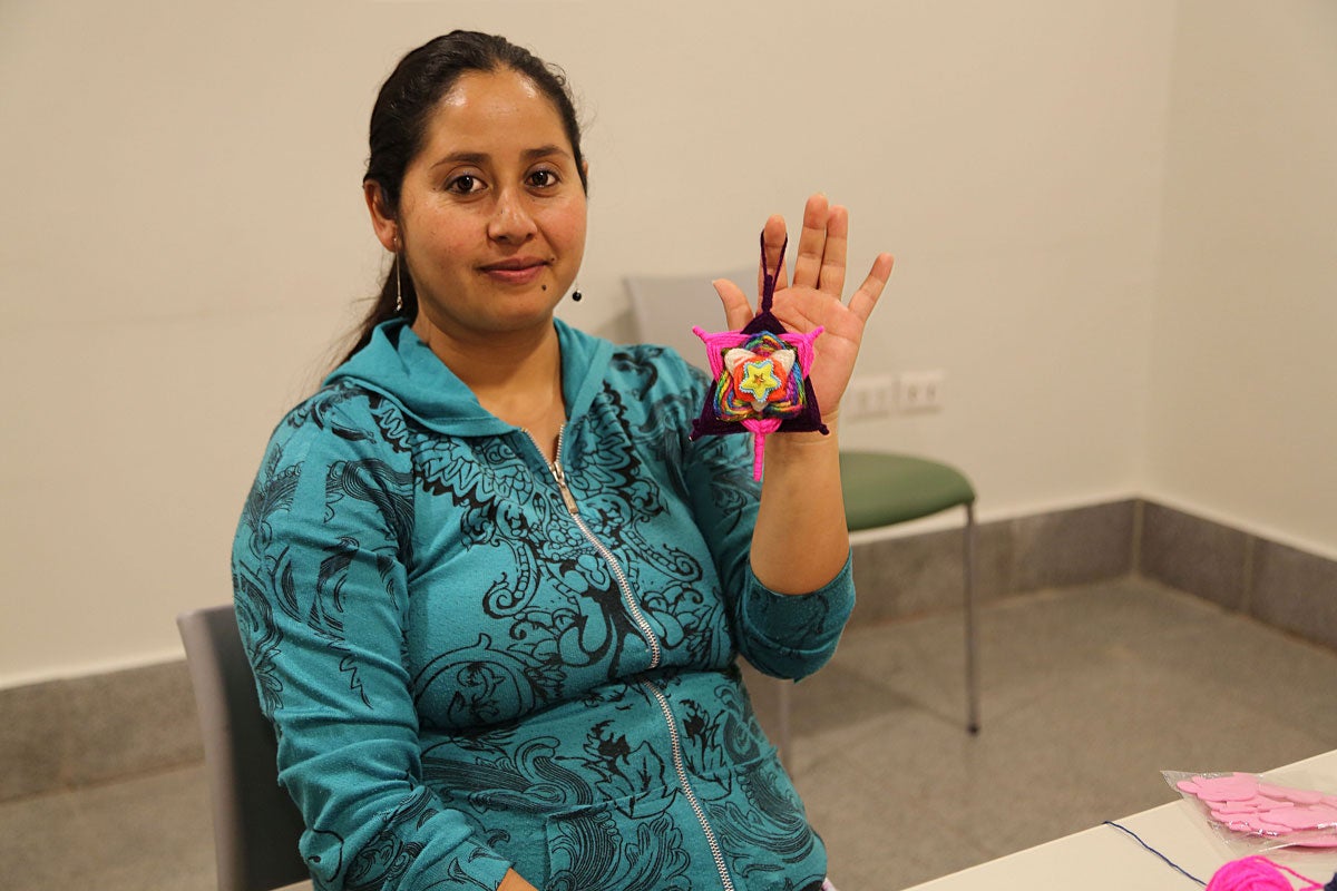 mujer sostiene objeto en la mano