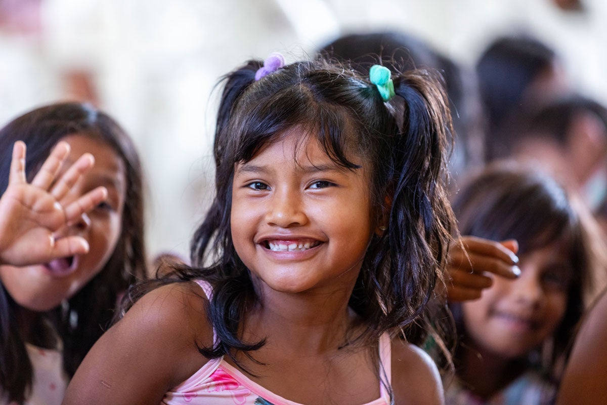 niña sonríe