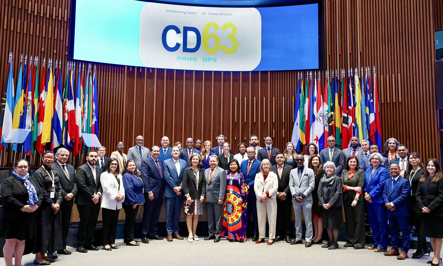 Foto de grupo de las participantes del 63.º Consejo Directivo.