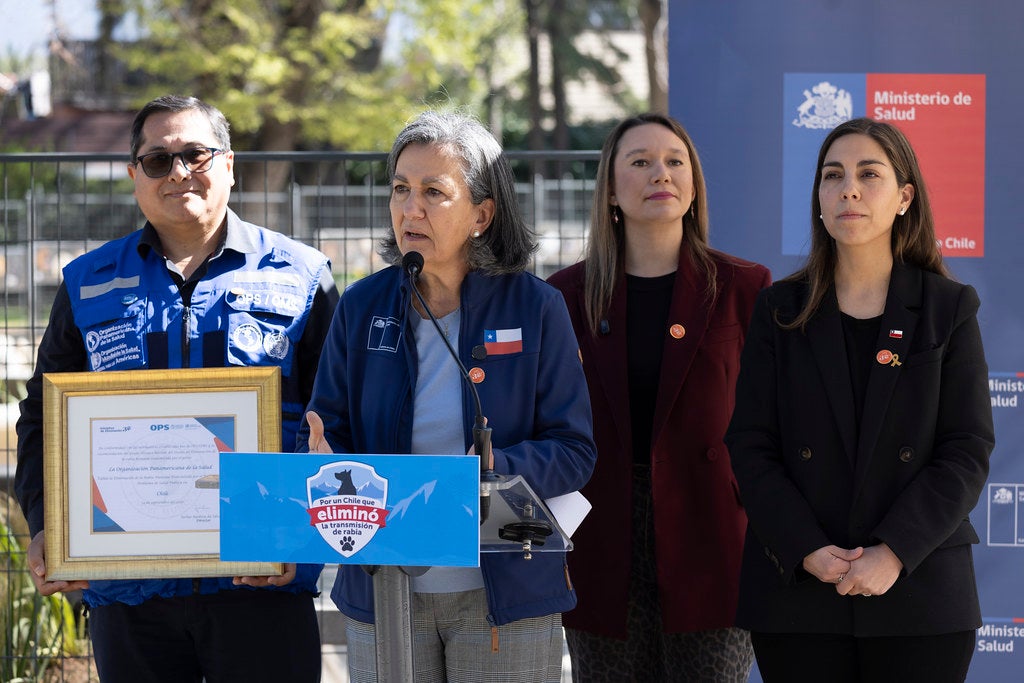 ""entrega de certificado de validación de la rabia huaman transmitida por perro a Chile por parte del Representante de la OPS en el país, Dr. Escalante, a la Ministra de Salud de Chile