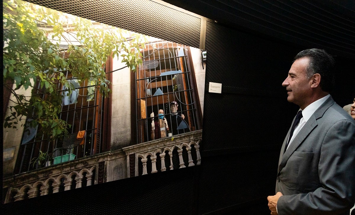 Ministro visualiza muestra fotográfica 