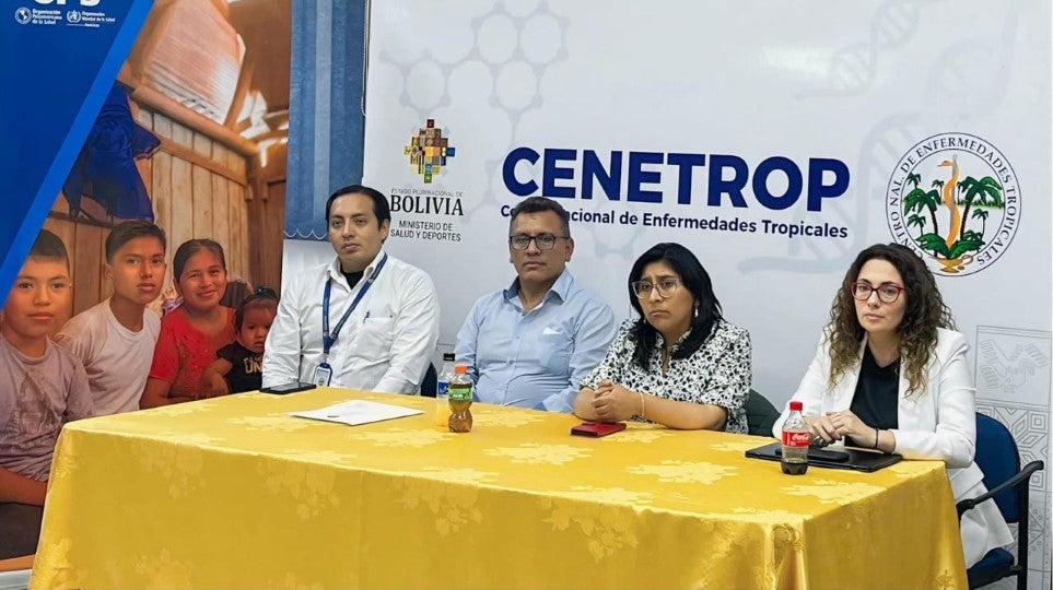 Personal participando de la reunión