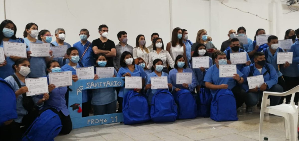 Personal de salud recibiendo las mochilas e instrumental médico