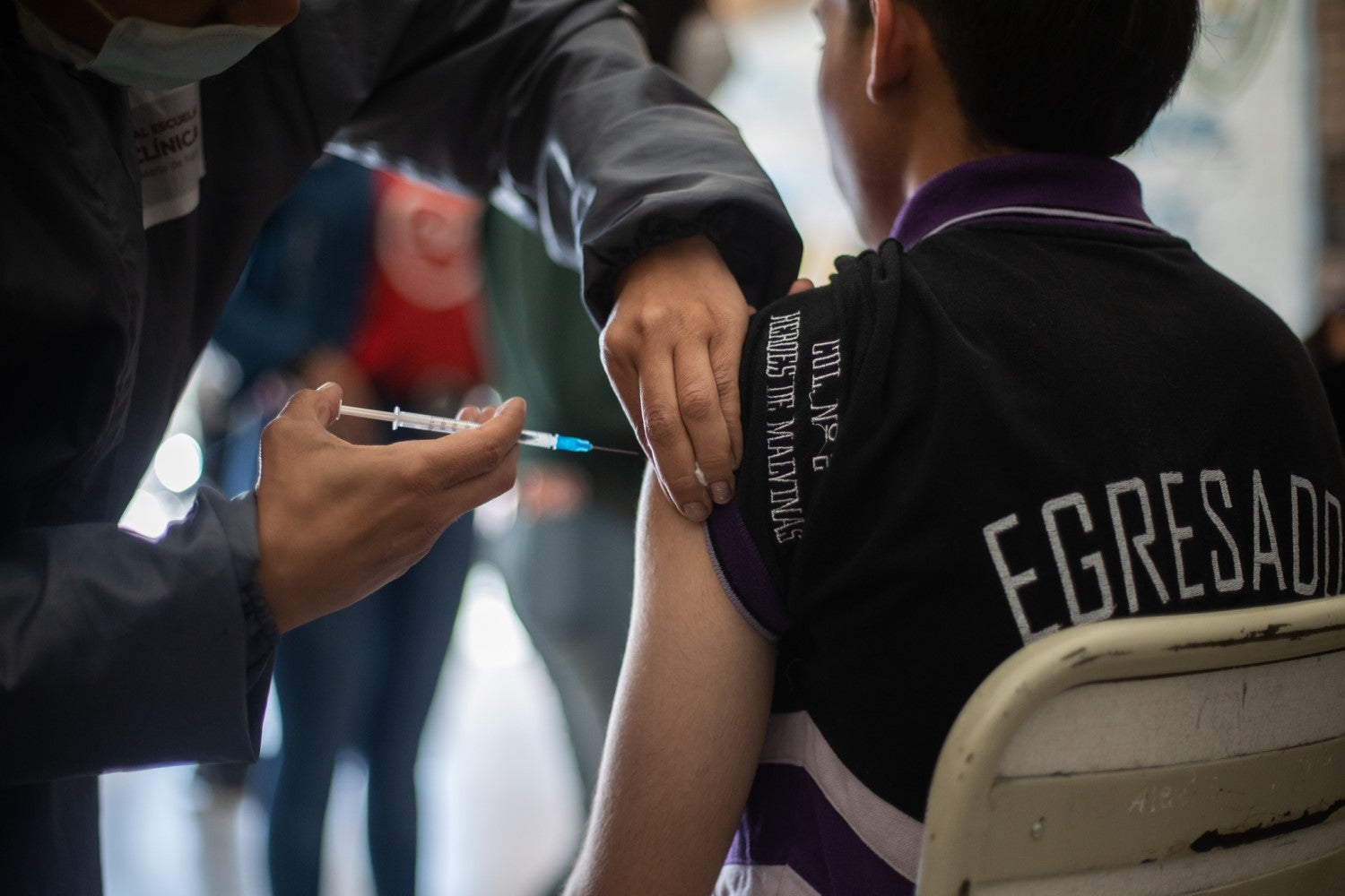 Un estudiante del colegio recibiendo su vacuna contra la COVID-19 en el marco del Proyecto Find.