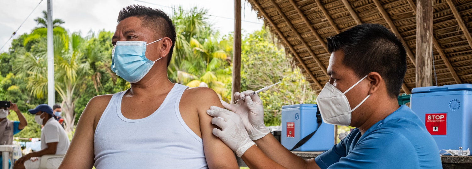 Hombre siendo vacunado contra COVID-19