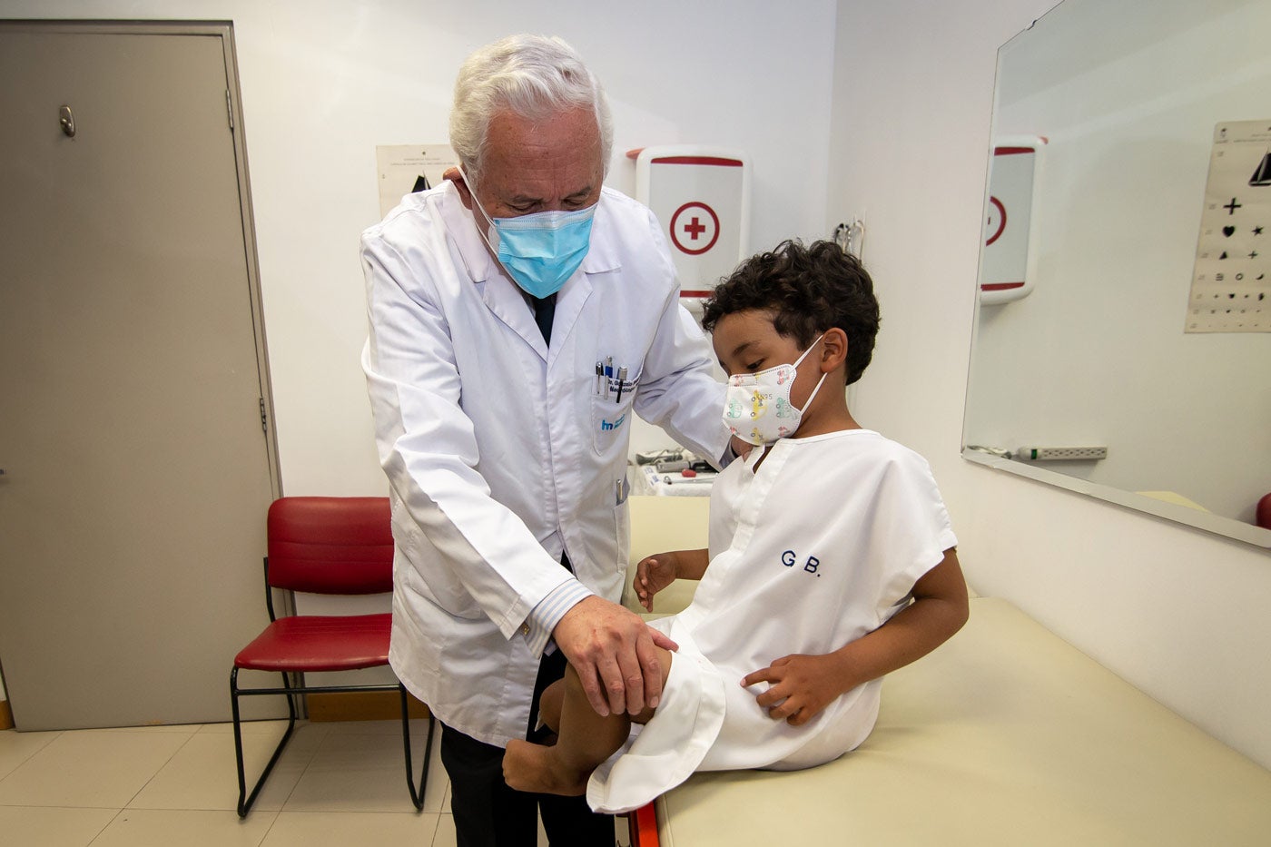 El Dr. Gonzalo Baquero Paret examina a su paciente