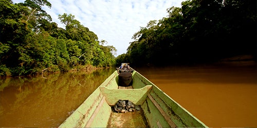 Un barco en el río