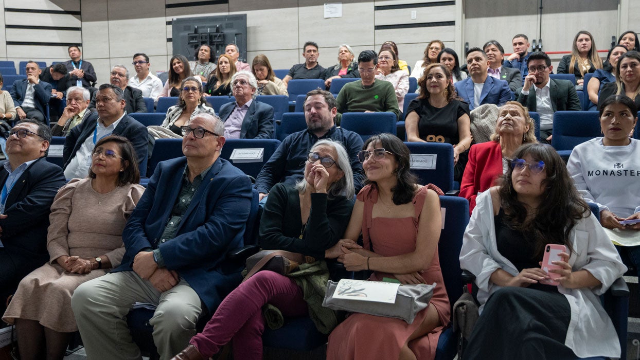 Representante  y los homenajeados en primera fila