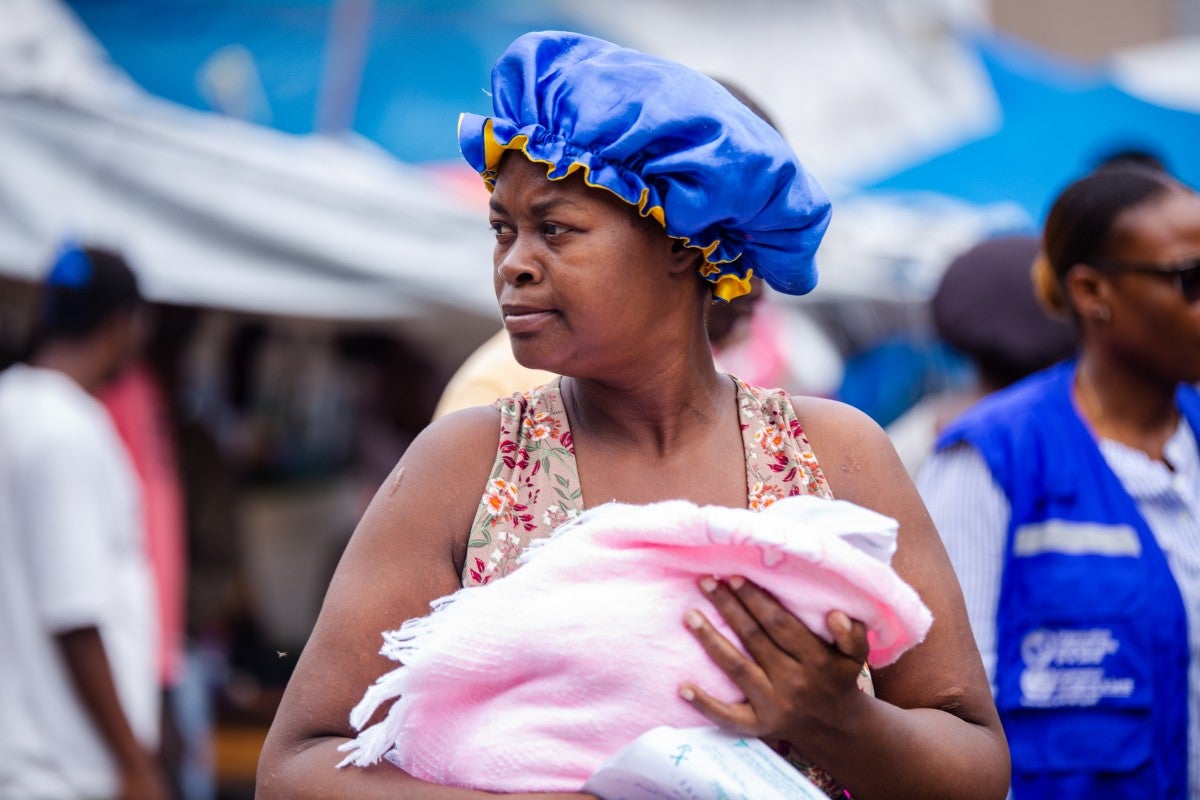 Femme tenant son enfant