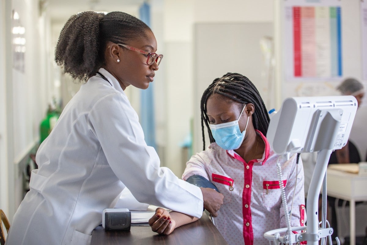 Un médecin contrôle l'hypertension d'une patiente 