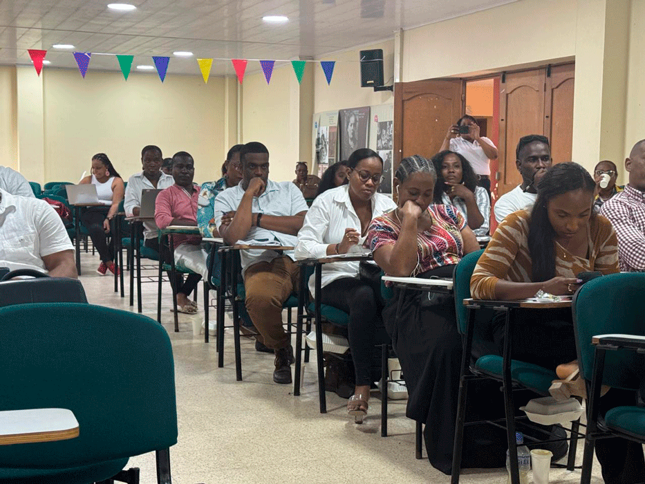 Grupoo de personas en clase recibiendo capacitacion en choco