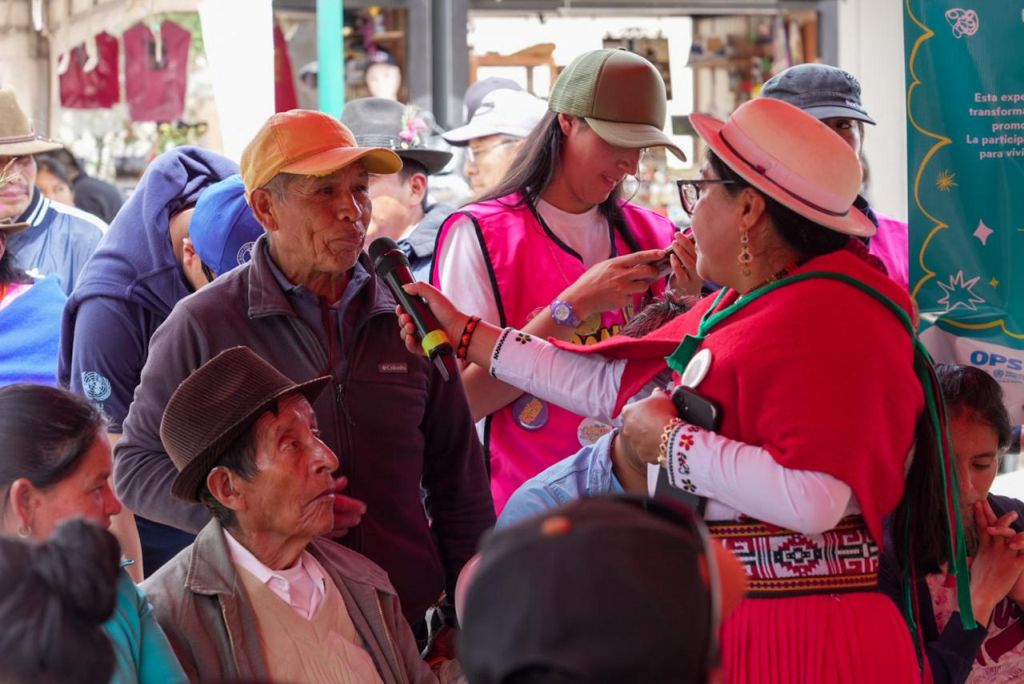 Talleristas y asistentes al festival comparten una de las actividades