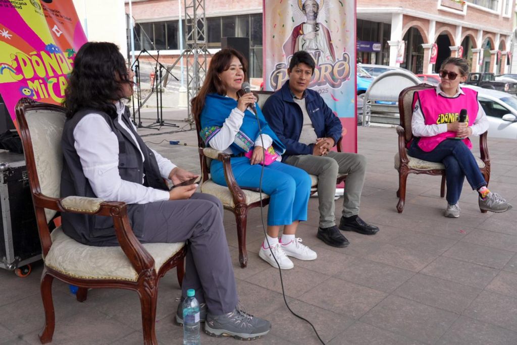 "Conversatorio sobre salud mental desde el territorio, realizado entre los asistentes, Sonia Quezada, representante de OPS/OMS en Ecuador; Remigio Roldán, alcalde de Alausí; y Nahomy Flauba, representante de la Agencia Adventista de Desarrollo y Recursos Asistenciales (ADRA)".