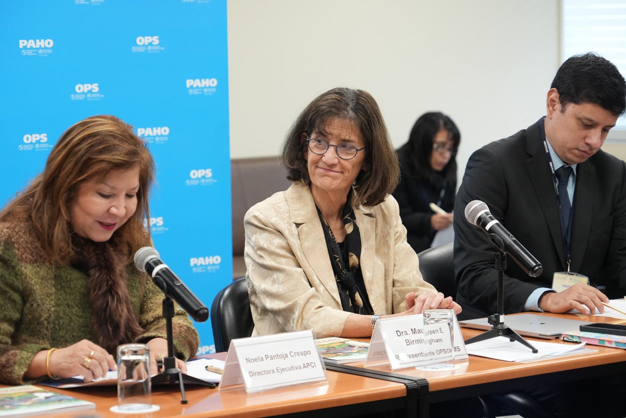 OPS/Luz Rospigliosi || Noela Pantoja, directora ejecutiva de ACPI, Maureen Birmingham, representante de OPS/OMS en Perú y Arnold Farro, jefe del Departamento de Cooperación Económica y Técnica Internacional (RREE). 