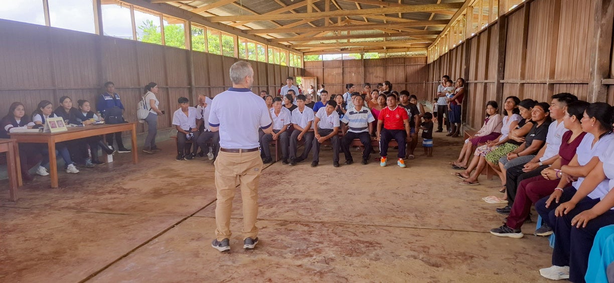 PAHO/Gerson Galdos Omar Sued, Regional Advisor, PAHO/WHO, addresses the community of Ciro Alegría, located in the province of Condorcanqui, Amazonas region.