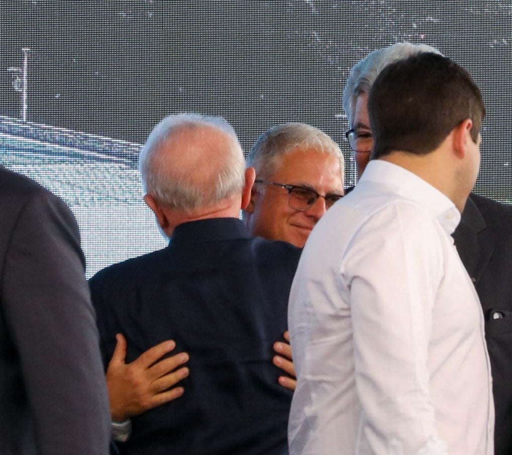 Presidente Lula e representante da OPAS e da OMS se abraçam durante a inauguração