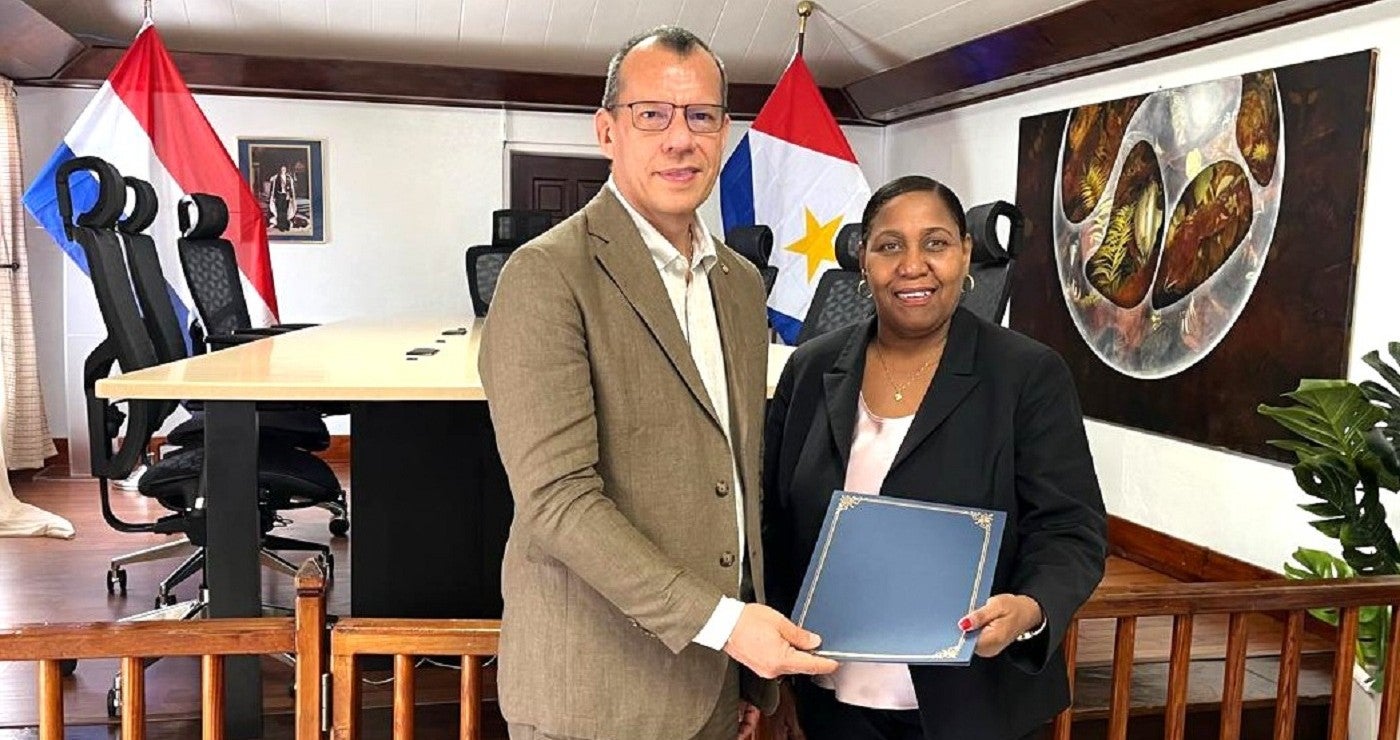 (L-R) Dr Gabriel Vivas Francesconi - PAHO/WHO Representative for Trinidad and Tobago, Aruba, Curacao, Sint Maarten, Bonaire, St Eustatius and Saba presents his credentials to the Acting Governor of Saba, Ms Shamara Nicholson  Photo credit – Saba Local Government