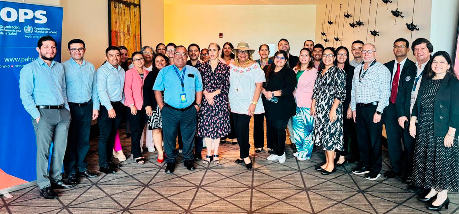 Fotografía grupal de los participantes en el análisis situacional del sistema de vigilancia de Eventos Supuestamente Atribuibles a la Vacunación o Inmunización (ESAVI).