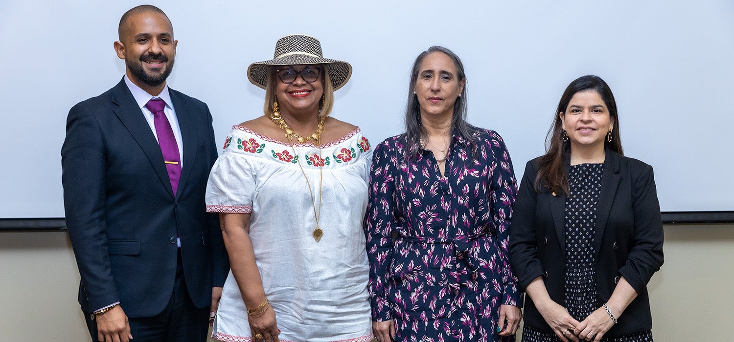 Fotografía de autoridades durante la Jornada Anual de Actualización de Vacunas y Evaluación del Programa Ampliado de Inmunización (PAI) 2024-2025.