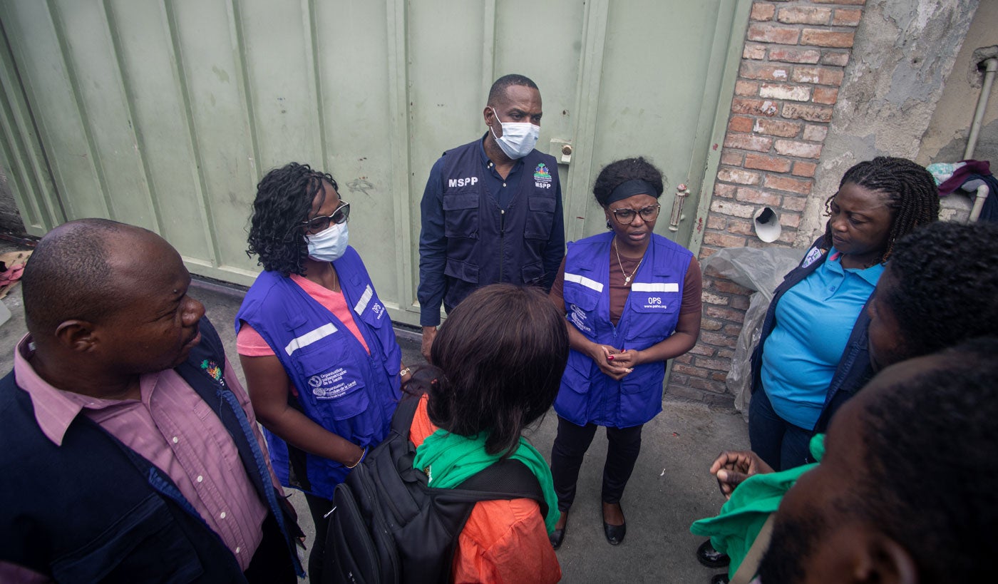 Ministry of Public Health and Population (MSPP) and PAHO staff working together with displaced populations