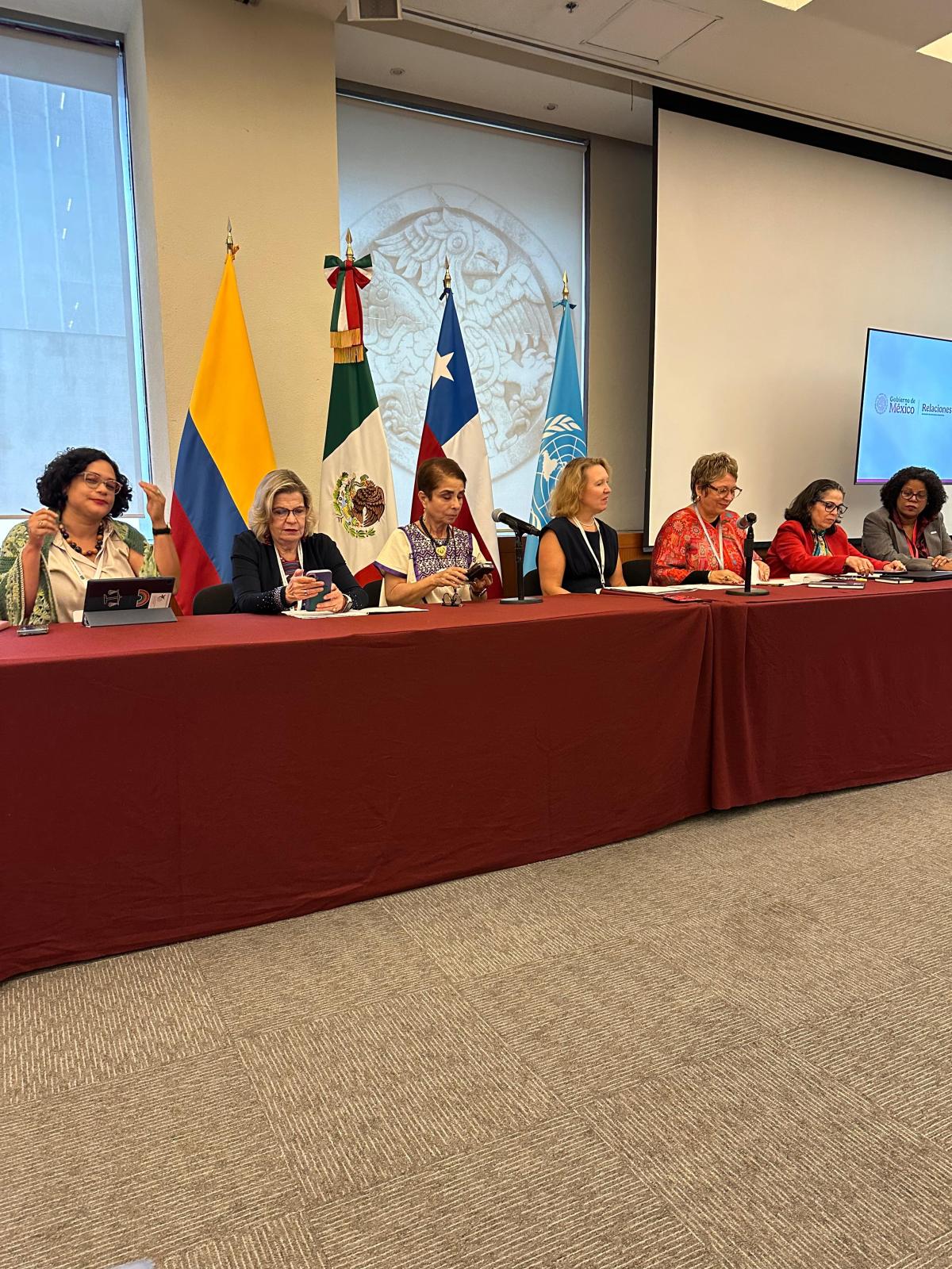 Mujeres participamtes del panel