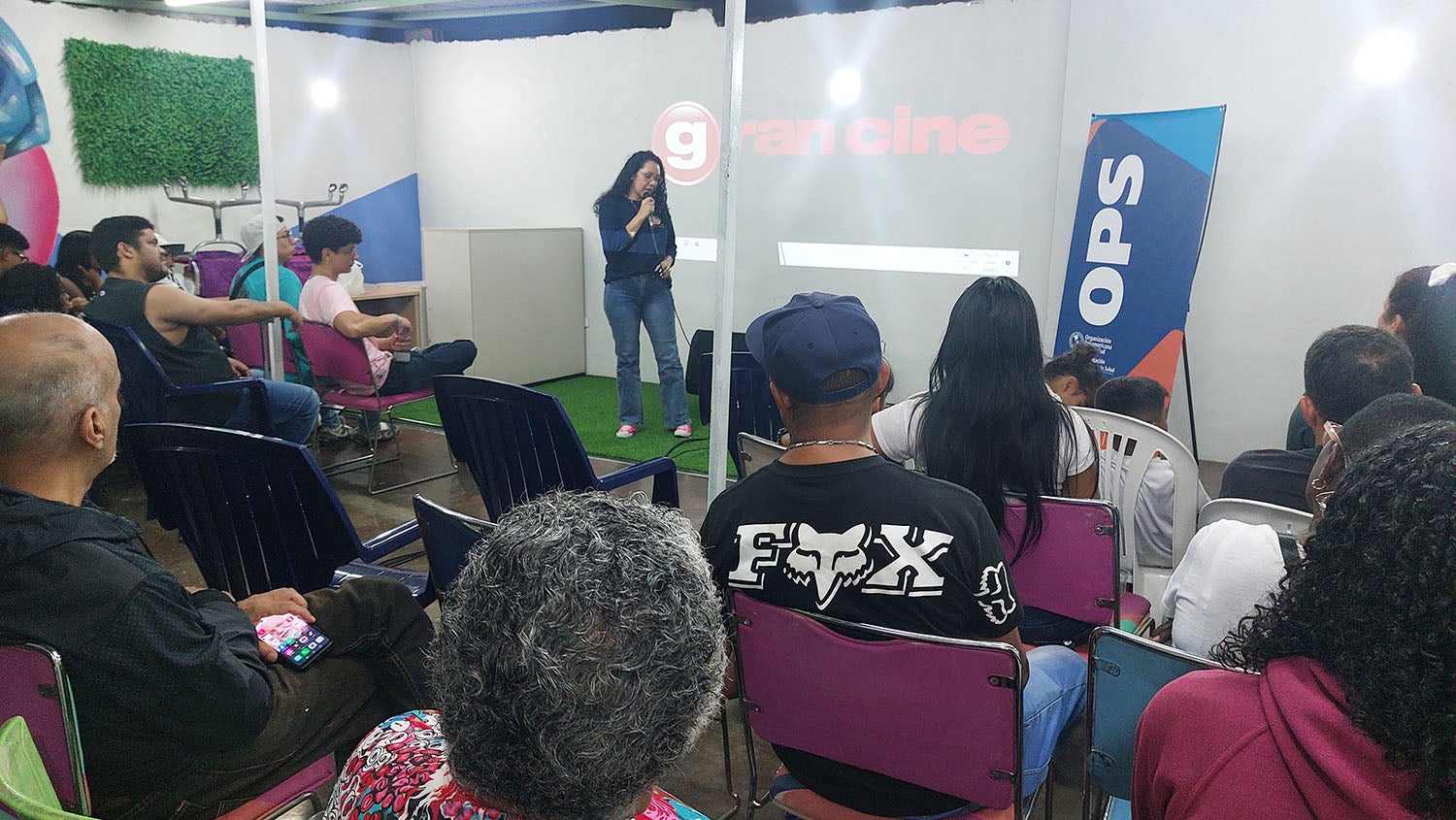 Luego de proyectados los cortos, se genera una discusión entre los habitantes de la comunidad y los expertos de la OPS