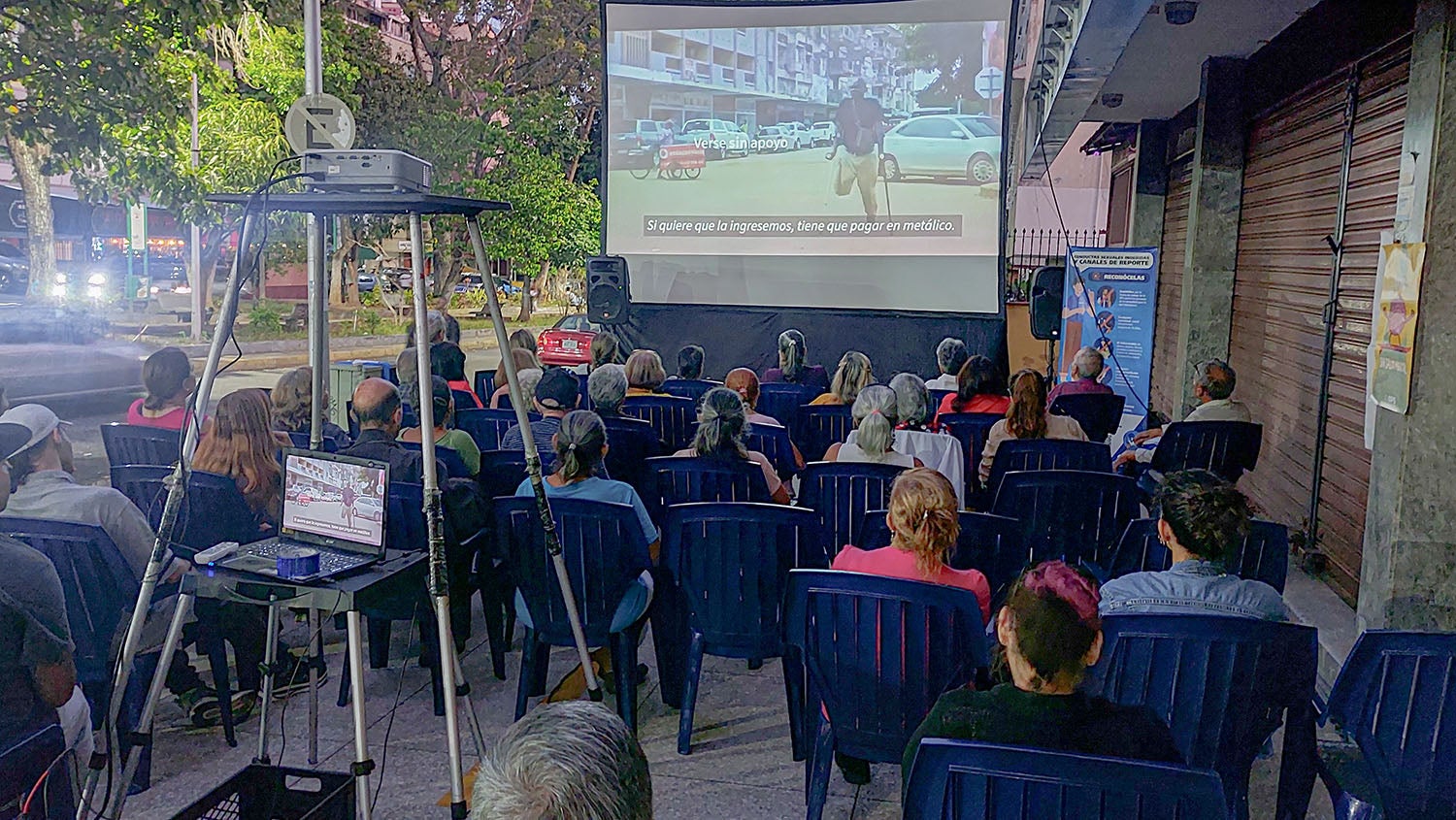 Avenida principal de La Carlota durante la exhibición de cortos de salud