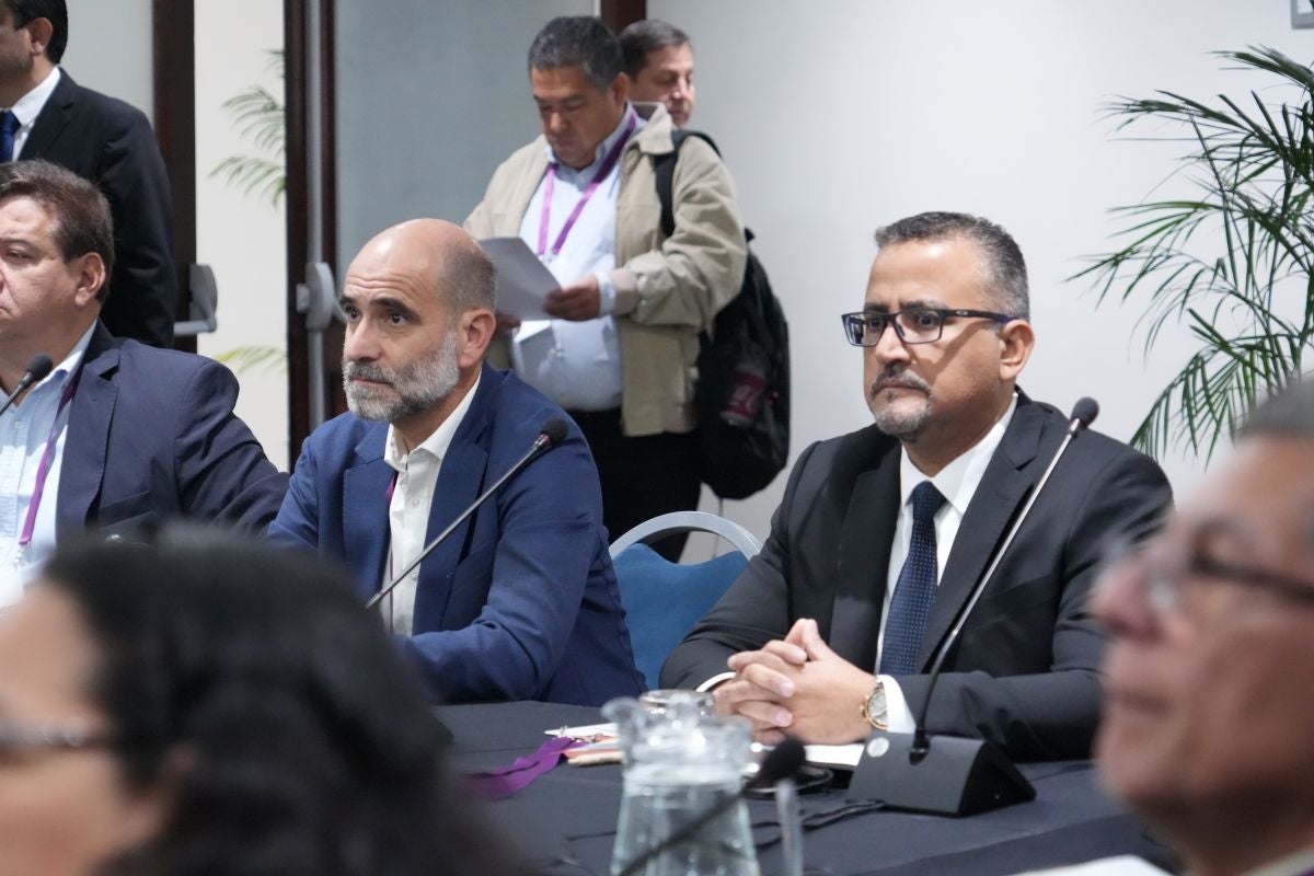 OPS/Luz Rospigliosi || Roberto Montoya, asesor regional de la OPS para la Eliminación de la Malaria (izquierda) y Ricardo Peña, viceministro de salud pública del Perú (derecha). 