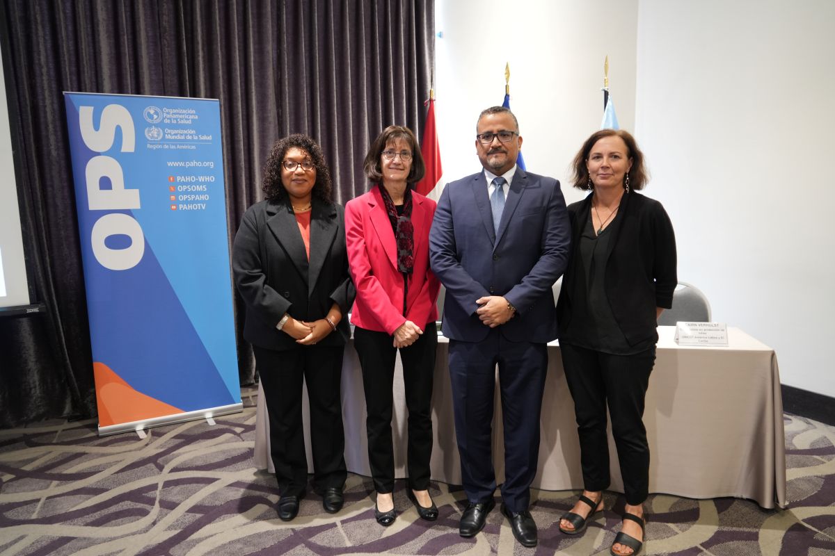 OPS/Luz Rospigliosi|| Rocío Muñoz, Asesora Regional de Género (UNFPA), Maureen Birmingham, Representante de OPS/OMS en Perú, Erick Peña, Viceministro de Salud Pública del Perú y Cairn Verhulst, Especialista en Protección de la Niñez (UNICEF América Latina y el Caribe). 