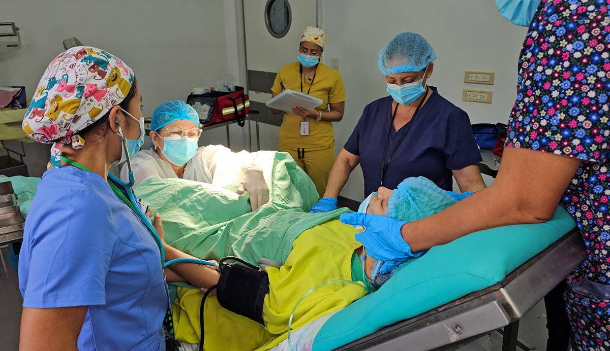 Personal del Hospital Gabriela Álvarado mientras pone en práctica los de protocolos atención obstétrica