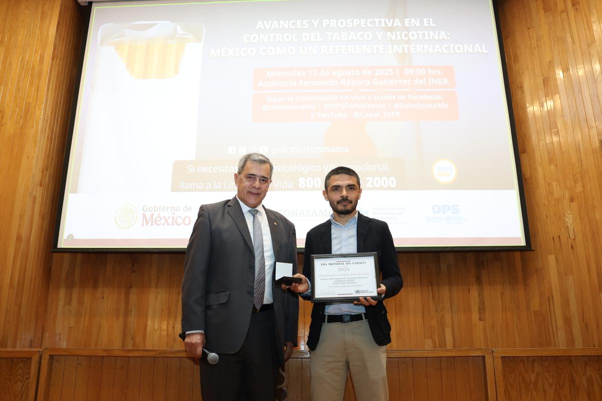 El representante de la OPS/OMS entregó el reconocimiento y medalla a Daniel Castrejón, del el Proyecto sobre Organización, Desarrollo, Educación e Investigación 