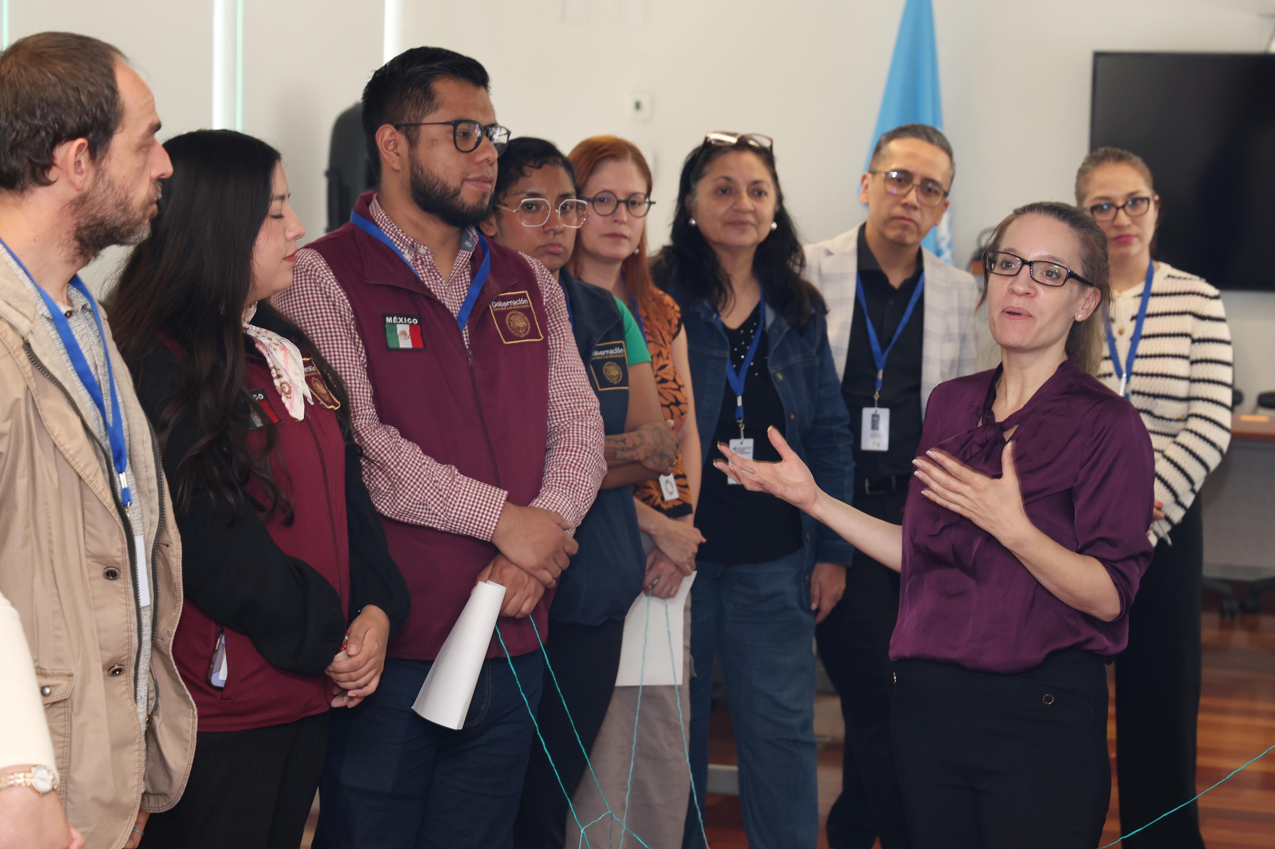 Personal de salud escuchando a la tallerista