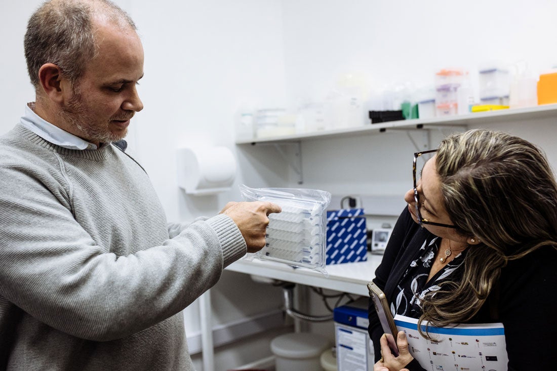 The professionals were able to make a technical visit to the National Immunogenetics Laboratory, which performs histocompatibility studies between donors and recipients, as well as immunogenetic analyses that enable post-transplant monitoring.