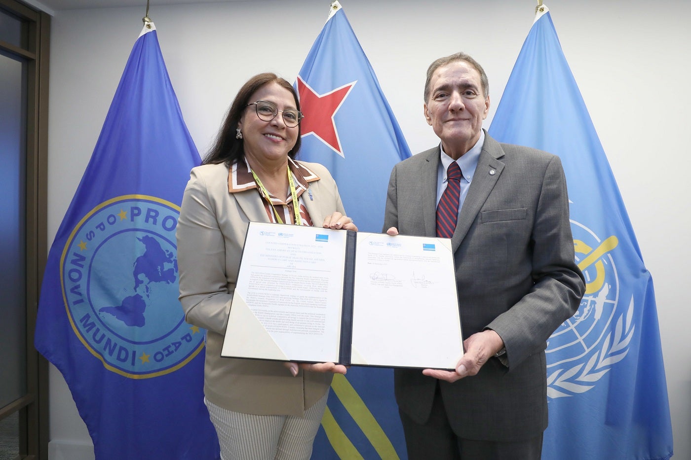 (L-R) Drs. Mervin Wyatt-Ras, Minister of Public Health, Social Affairs, Elderly Care and Addiction Care, Aruba and Dr. Jarbas Barbosa, Director of the Pan American Health Organization (PAHO) display the signed CCS.